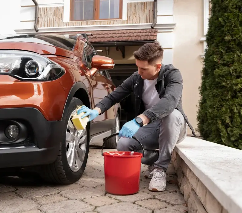 Lavage auto à domicile Saint-Georges-le-Fléchard : professionnel intervenant sur un véhicule